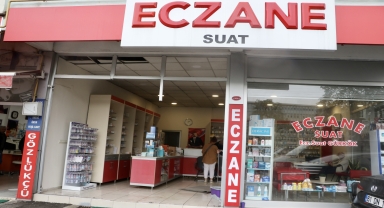 Trabzon'da sürücüsünün fren yerine gaza bastığı otomobil iş yerinin vitrinine çarptı