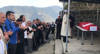 Trabzon'da vefat eden emekli uzman çavuş, son yolculuğuna uğurlandı