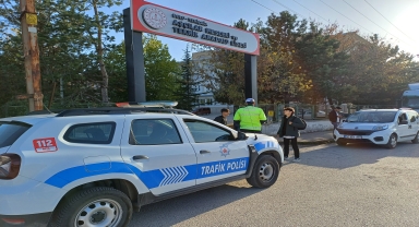 Yeniçağa'da polis okul önlerinde denetim yapıyor