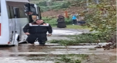 Zonguldak'ta sağanak nedeniyle yolda mahsur kalan öğrencileri jandarma kurtardı