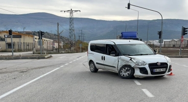 Amasya'da iki hafif ticari aracın çarpıştığı kazada 6 kişi yaralandı