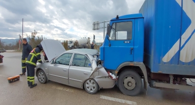 Amasya'da kamyonla çarpışan otomobilin sürücüsü yaralandı