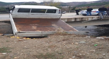 Amasya'da köprüde asılı kalan kamyonetteki 2 kişi yaralandı