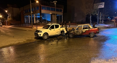 Amasya'da pikap ile çarpışan otomobil yandı, 4 kişi yaralandı