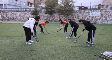 Amasyalı genç hokeyciler ders aralarında Türkiye Şampiyonası'na hazırlanıyor