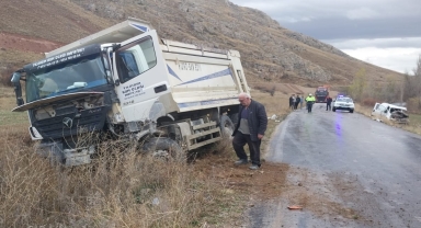 Bayburt'ta hafif ticari araç ile kamyon çarpıştı, 1 kişi yaralandı