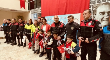 Bolu'da 100 çocuğa oyuncak polis arabası hediye edildi
