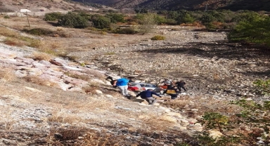 Boyabat'ta dereye yuvarlanan otomobilin sürücüsü yaralandı