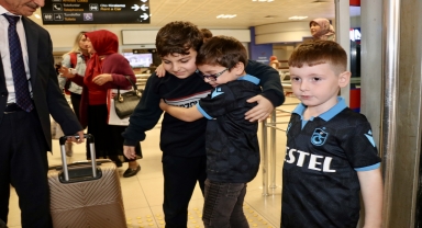 Bursa'da biber gazlı saldırıya uğrayan Trabzonsporlu çocuk, Trabzon'a geldi