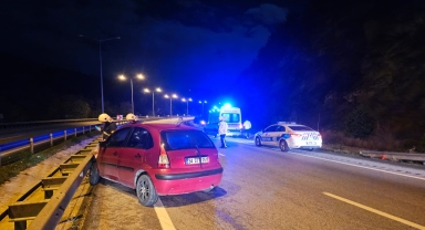 Çorum'da alkollü araç kullanan sürücü bariyerlere çarptı