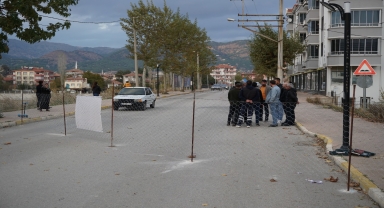 Çorum'da bir vatandaş, arazisinden geçen yolu mahkeme kararıyla ulaşıma kapattı