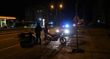 Çorum'da otomobilin çarpıp kaçtığı motosiklet sürücüsü yaralandı