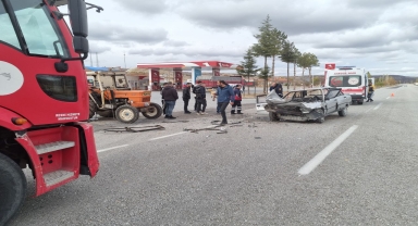 Çorum'da traktörle çarpışan otomobilin sürücüsü öldü