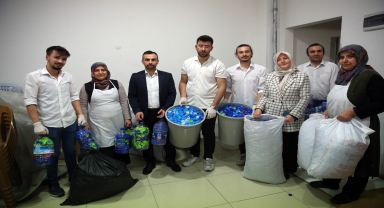 Düğün salonunda içilen suların kapakları engellilere tekerlekli sandalye olacak
