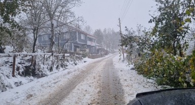 Düzce'de sağanak nedeniyle su baskınları yaşandı, kar yağışı ulaşımı aksattı