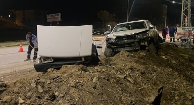 Eflani'de pikap ile çarpışan otomobildeki 2 kişi yaralandı