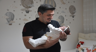 Erken doğumla dünyaya gelen bebeklerine 95 gün sonra kavuştular