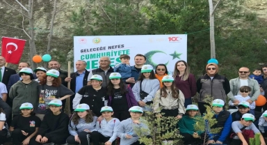 Gerze'de Milli Ağaçlandırma Günü'nde fidanlar toprakla buluşturuldu