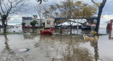 Giresun'da fırtına sonucu yükselen dalgalar caddelere zarar verdi
