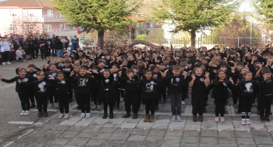 Havza'da 457 öğrenci, Atatürk'ü seslendirdikleri şarkı ile andı