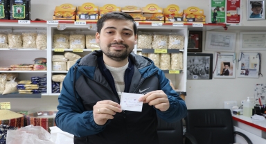Kapalı dükkanın önündeki süpürgeyi aldı