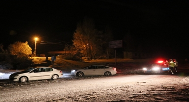 Kop Dağı Geçidi'nde kar ve tipi ulaşımda aksamalara yol açıyor