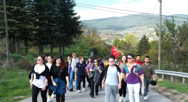 Mengen'de üniversite öğrencileri çevre temizliği yaptı
