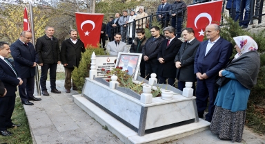 Şehit öğretmen Necmettin Yılmaz Gümüşhane'de mezarı başında anıldı