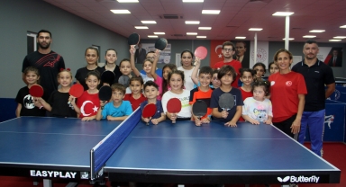 Sinop'ta 200'e yakın genç ve çocuk masa tenisi öğreniyor