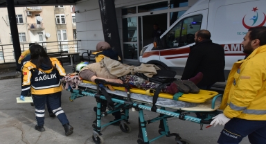 Sinop'ta otomobilin istinat duvarına çarptığı kazada 2 kişi yaralandı