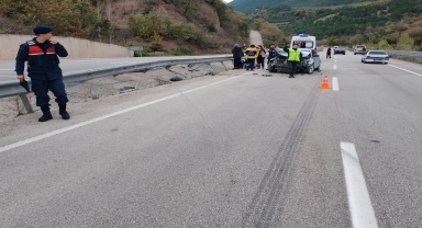 Tokat'ta bariyerlere çarpan otomobildeki 2 kişi yaralandı