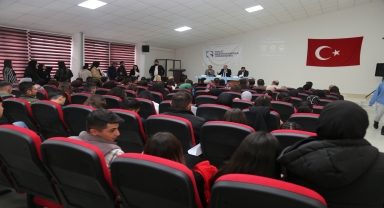 Tokat'ta başarıya ulaşan girişimciler, hikayelerini üniversite öğrencileriyle paylaştı