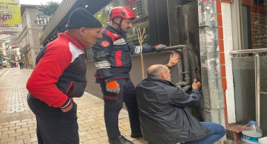 Trabzon'da bina boşluğunda mahsur kalan kedi yavrusu, duvar kırılarak kurtarıldı