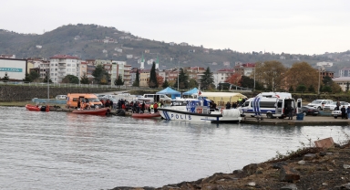 Trabzon'daki fırtınada dalgalara kapılan 2 lise öğrencisini arama çalışmaları sürüyor