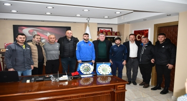 Alaplı Belediye Başkanı Nuri Tekin, şampiyon güreşçiyi ödüllendirdi