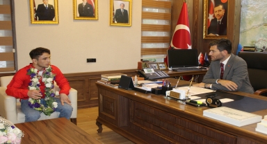 Altın madalya kazanan güreşçiden Erbaa Belediye Başkanı Karagöl'e ziyaret