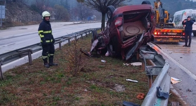 Amasya'da bariyere çarpan otomobildeki 2 kişi yaralandı