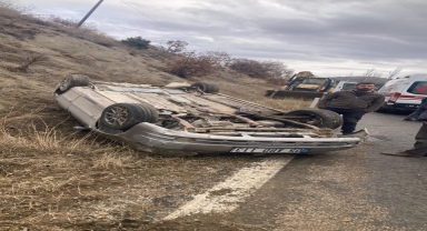 Amasya'da devrilen otomobildeki 2 kişi yaralandı