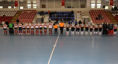Amasya'da hokey sporcuları, şehit askerler için saygı duruşunda bulundu