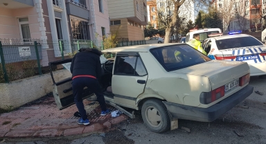 Amasya'da iki otomobilin çarpıştığı kazada sürücüler yaralandı