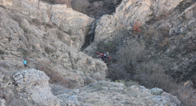 Amasya'da kayalıklardan düşen kişi helikopterle kurtarıldı
