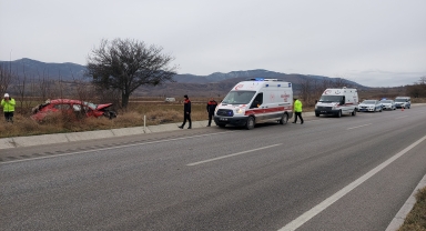 Amasya'da şarampole devrilen otomobildeki 2 kişi yaralandı