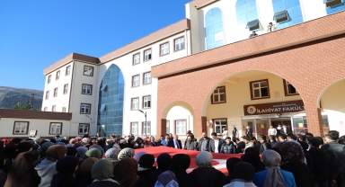 Amasya'da üniversite öğrencileri şehitleri andı, terörü lanetledi