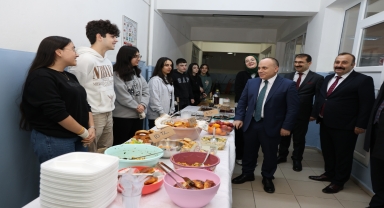 Artvin'de öğrenciler kütüphaneye kitap almak için kermes düzenledi