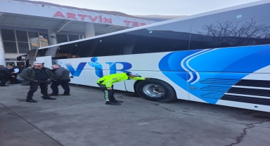 Artvin'de trafik ekipleri zorunlu kış lastiği denetimi yaptı