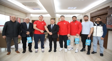 Başarılı sporculardan Rektör Yılmaz'a ziyaret