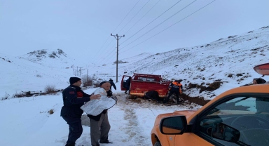 Bayburt'ta karda mahsur kalan 2 kişi kurtarıldı