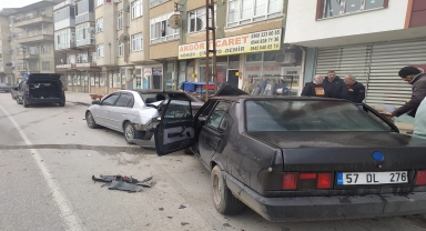 Boyabat'ta park halindeki araçlara çarpan otomobildeki 2 kişi yaralandı