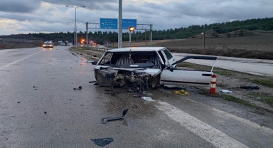 Boyabat'ta refüjdeki bariyere çarpan otomobilin sürücüsü yaralandı
