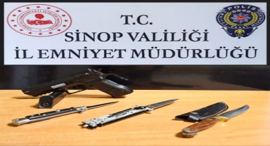 Boyabat'ta tabanca ve bıçak ele geçirildi